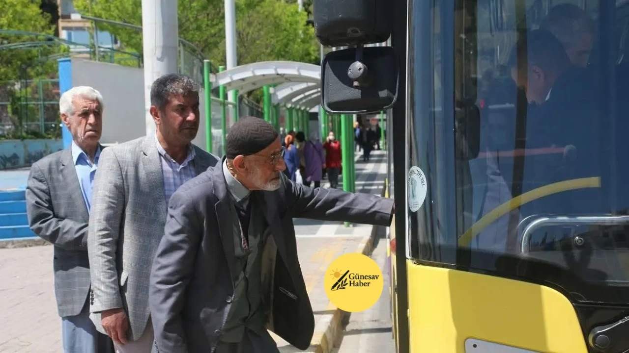 🧓👩🦰 Gençler, yaşlılara ücretsiz ulaşımı tartışıyor