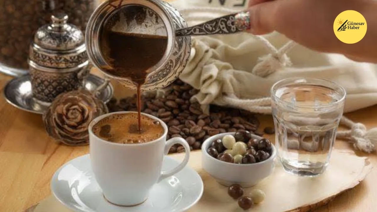 Kadın, İsteme Töreninde Damat Adayının Kahvesine Tuz Ruhu Ekleyerek Herkesi Şaşırttı!