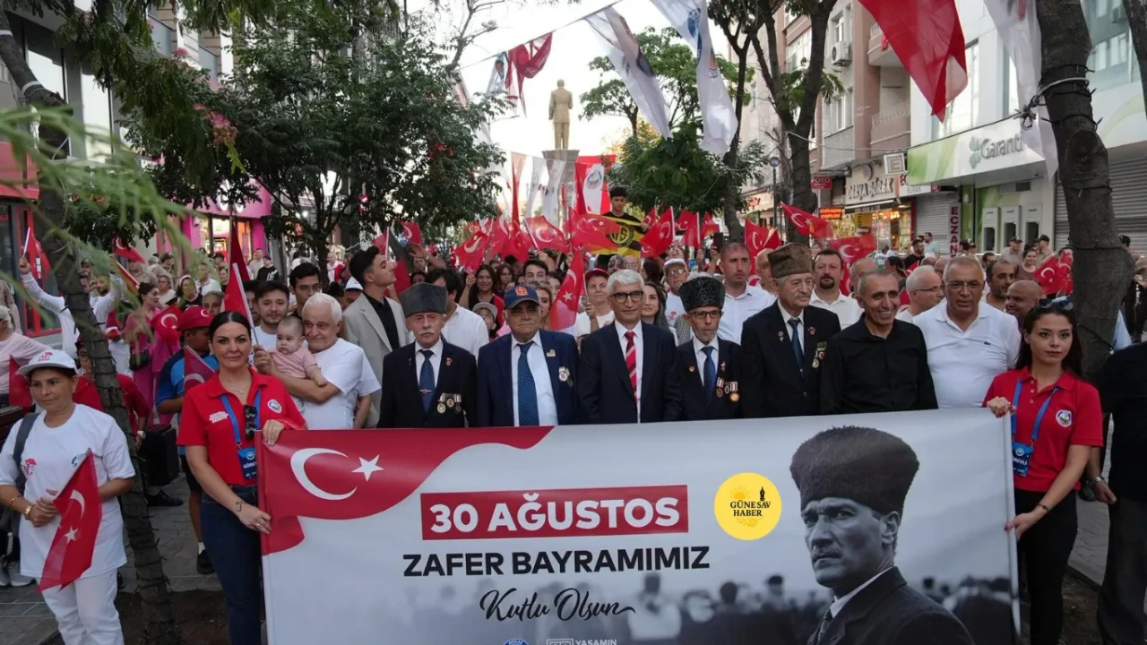 Avcılar’da 30 Ağustos Zafer Bayramı’nın 103. Yılı Coşkuyla Kutlandı – Binlerce Vatandaş Sokaklara Taştı