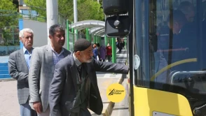 🧓👩🦰 Gençler, yaşlılara ücretsiz ulaşımı tartışıyor
