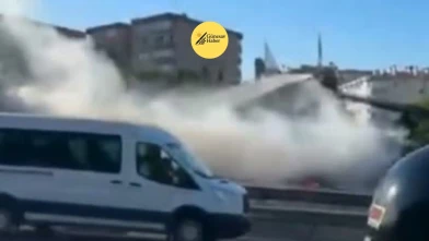 **Bakırköy İncirli Metrobüs Hattındaki Yangın Yolcuları Sıcak Dakikalar Geçirdi, Kimse Yaralanmadı**