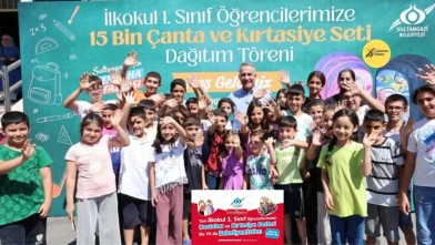 Sultangazi Belediyesi’nden Birinci Sınıf Öğrencilerine Kırtasiye ve Çanta Desteği